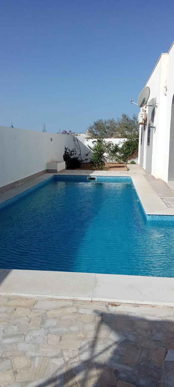 Djerba - Houmet Essouk Djerba  Location Maisons Villa meuble avec piscine route de l'aeroport hs
