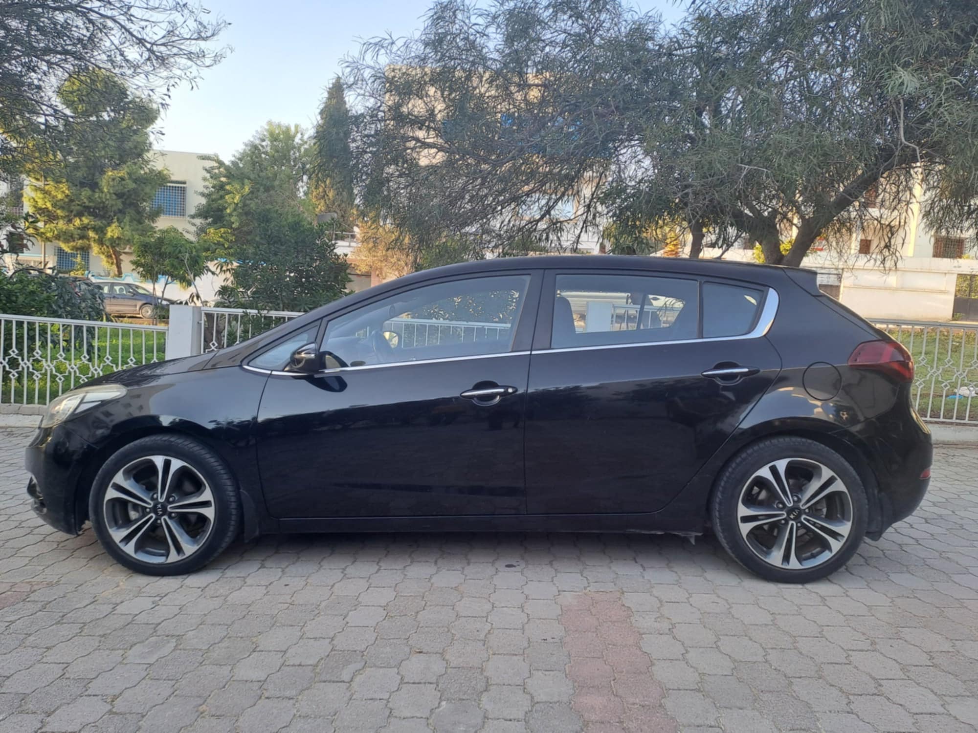 Ariana Ville El Menzah 8 Kia Cerato Kia cerato premire main