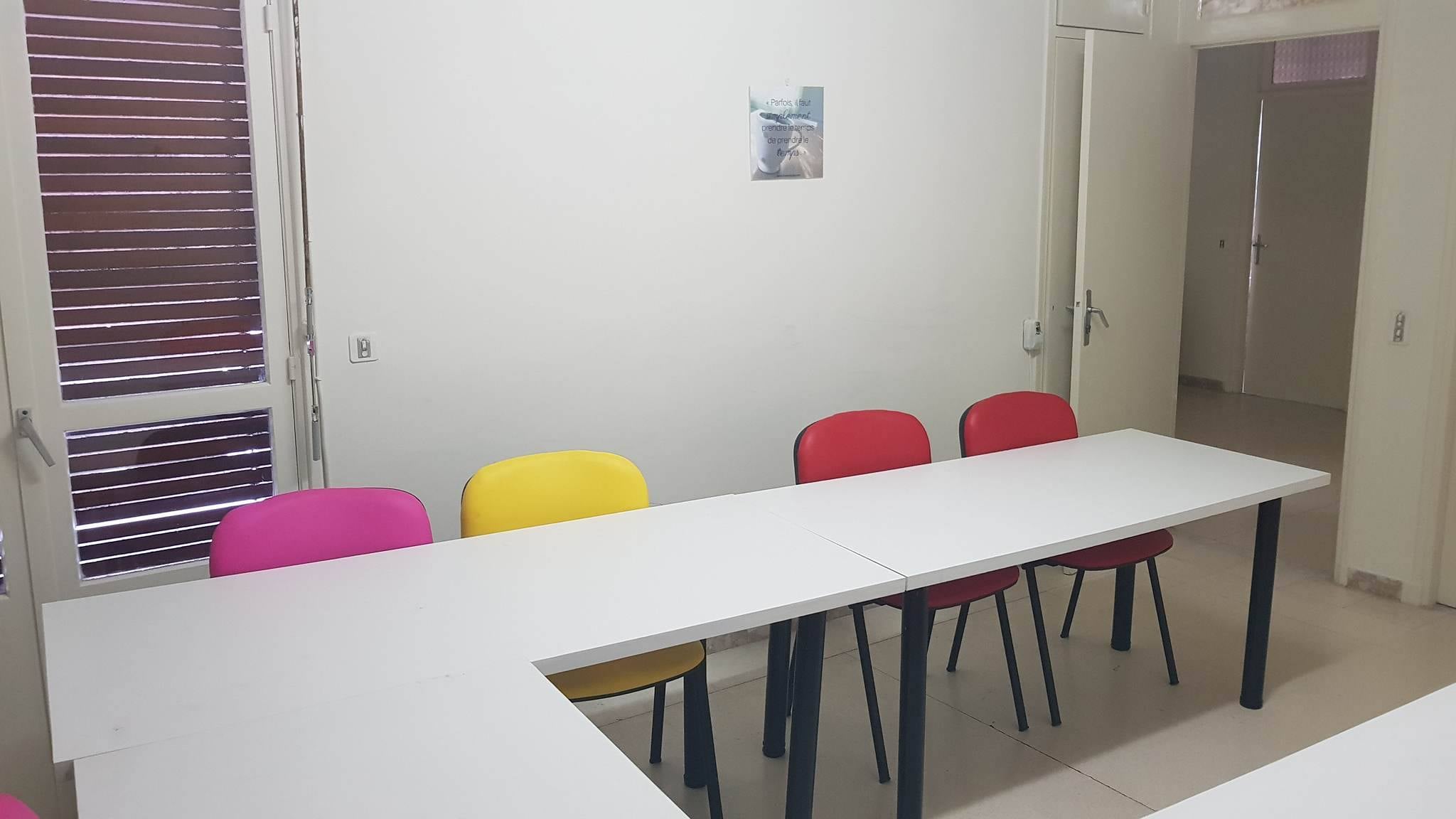 Ariana Ville El Menzah 6 Meubles de bureau Bureaux - Tables Tables chaises et accessoires de centre formation