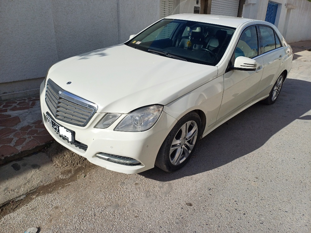 Cite El Khadra Cite Oplympique Mercedes E E220 cdi 1ere main